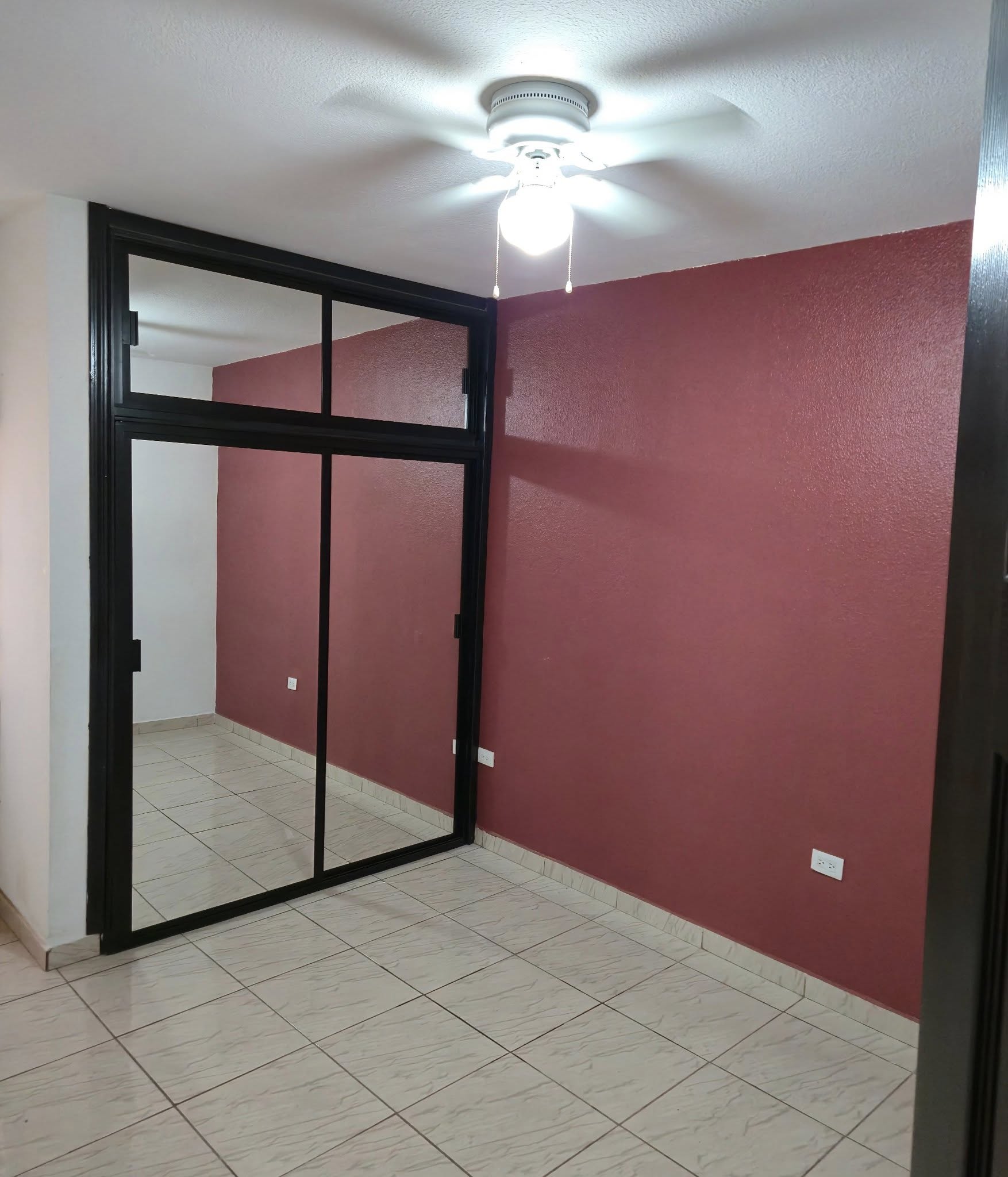 Interior con muro rojo